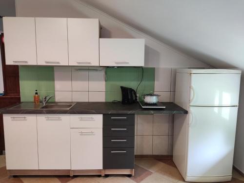 卡梅纳里Montenegro Colors的厨房配有白色橱柜和白色冰箱。