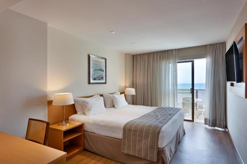 里约热内卢Windsor Palace Copacabana的酒店客房设有一张床,享有海景。