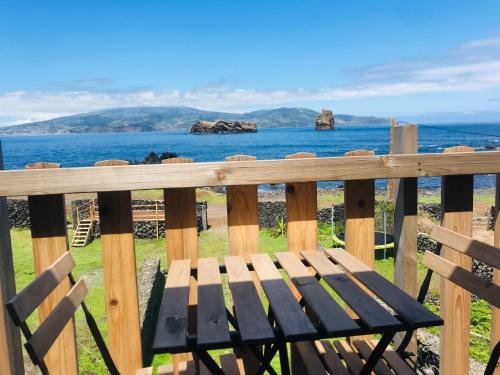 马达莱纳Casa-do-Mar的木凳坐在 ⁇ 上,与大海相连