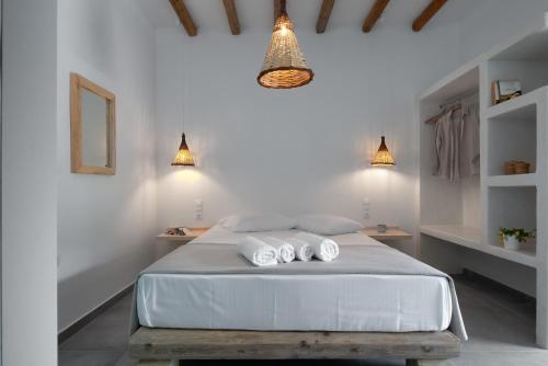 佐努萨岛Xerolithia Guesthouse的一间卧室配有一张床,上面有两条毛巾