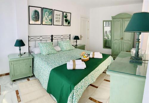 格拉纳达FAISÁN 20 Apartamento的一间卧室配有一张带绿床罩的床