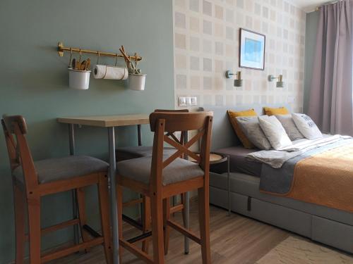 哈普萨卢Liisu Külalistemaja的卧室配有一张床和一张桌子及椅子