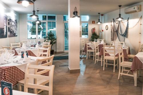 卡门港艾括拉兰萨罗特套房酒店的一间设有白色桌椅的用餐室