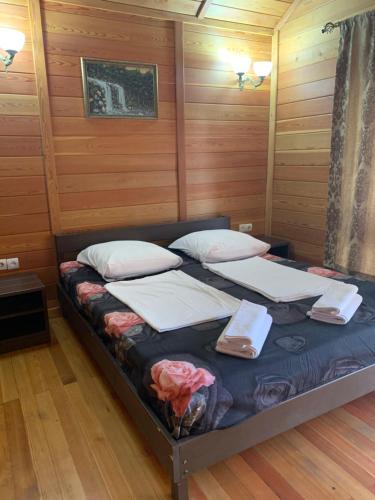 古达乌塔Guest House na Vozba 9A的一间卧室配有两张带枕头的床。
