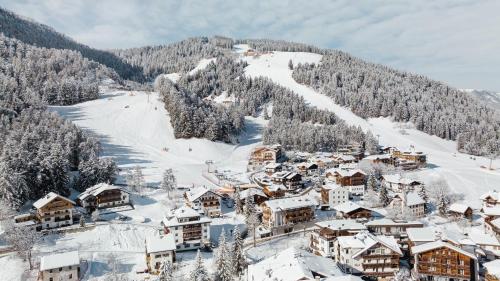 圣维吉利奥Piccolo Hotel Claudia No Pets的雪覆盖的滑雪胜地,有滑雪场