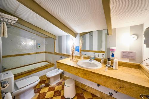 洛斯卡尼奥斯德梅卡Labreña Hotel的一间带水槽、卫生间和镜子的浴室