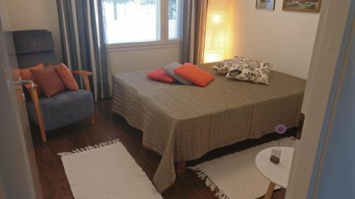 索特Holiday Villa Tonkokumpu - upea loma-asunto的一间小卧室,配有一张床和一把椅子
