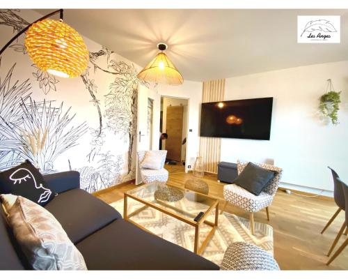 阿拉斯L'Eden - 2 chambres - Centre ville - ASCENSEUR的客厅配有沙发、椅子和桌子