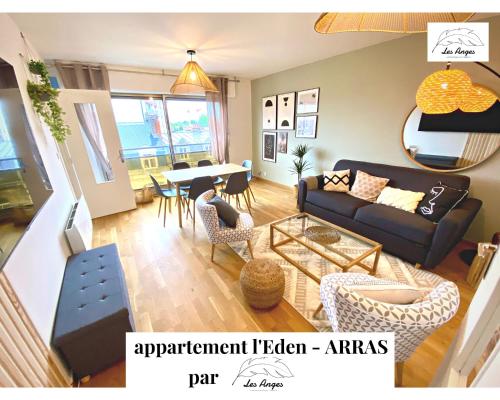 阿拉斯L'Eden - 2 chambres - Centre ville - ASCENSEUR的客厅配有沙发和桌子