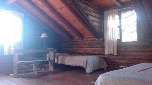 贝尔格拉诺将军镇Cabaña Atha Iti的卧室配有一张床、一张书桌和窗户。