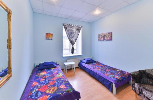 里加中心旅舍的客房设有两张床和窗户。