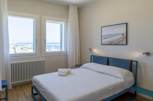 加利波利TREROOMS B&B Gallipoli的一间卧室设有一张床和两个窗户。