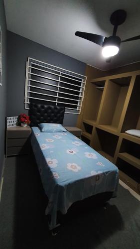 马塞约Bedroom Airport的一间卧室配有一张床和吊扇