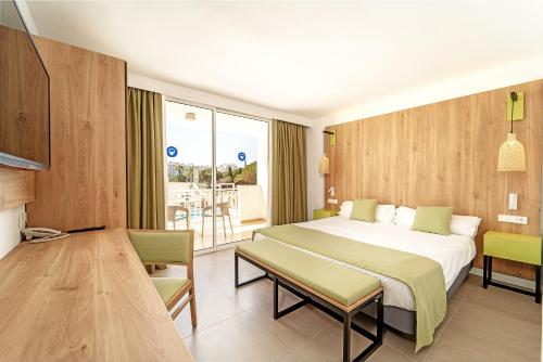 萨科马Ibersol Siurell的酒店客房设有一张大床和一个阳台。
