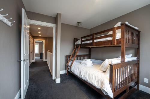雷夫尔斯托克Aspen Lodge by Revelstoke Vacations的一间带两张双层床的卧室和走廊