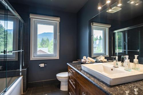 Aspen Lodge by Revelstoke Vacations的一间浴室