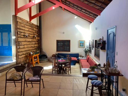 阿尤鲁奥卡Pousada Lenda da Montanha的客厅配有沙发和桌椅