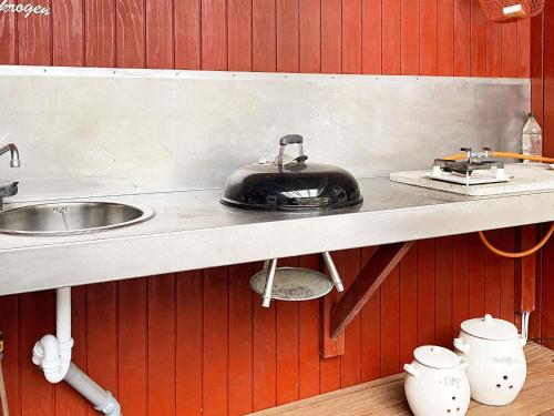 海默特6 person holiday home in Hemmet的厨房配有带水槽和炉灶的台面