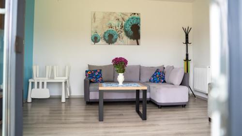 利马诺瓦Domek POD GOLCOWEM的客厅配有沙发和桌子