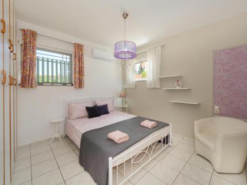 海若克利欧Ιάνθη Ianthi apartment的一间卧室配有一张床,上面有两条粉红色的毛巾