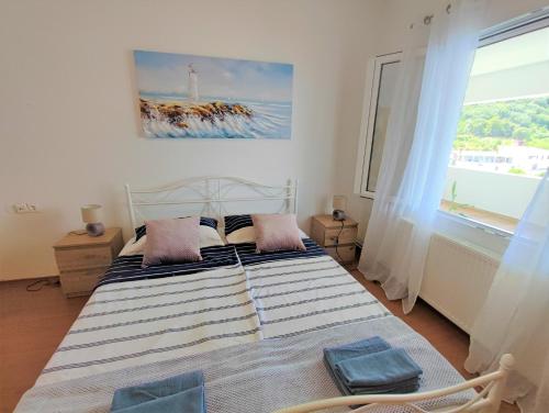 拉斯托伏Apartment Jole的一间卧室设有一张床,享有海景