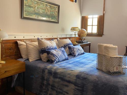 蒂格雷Buenos Aires Rowing Club的一间卧室配有一张带蓝色床单和枕头的床。