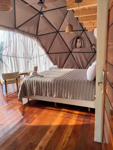 萨尔多斯德莫克纳Reserva La Mision Mocona - Solo Adultos的一间卧室配有一张床,铺有木地板