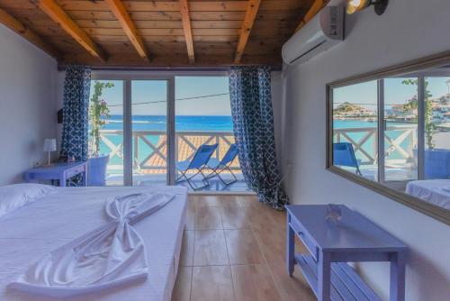 库卡里DEJA BLUE Maisonette ll的一间卧室配有一张床,享有海景