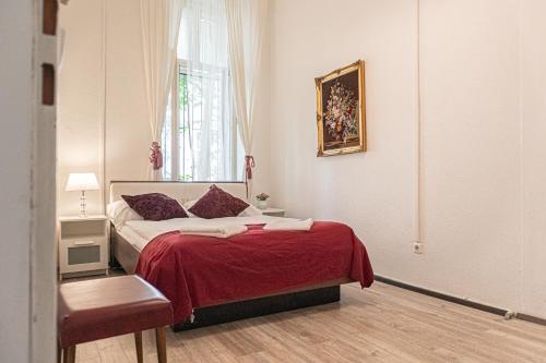 维也纳Timeless Red 1BR Apartment - Great for Longstays的一间卧室配有一张带红色毯子的床和窗户。