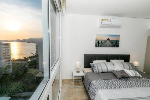 阿卡普尔科Luxury apartment in front of Acapulco Beach的一间卧室配有一张床,享有海景