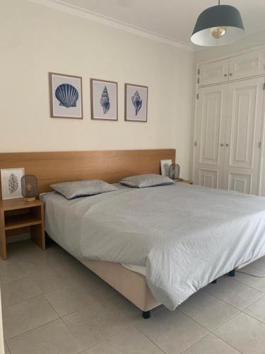 蒙蒂戈杜Apartamento T1 Monte Gordo的一间卧室配有一张大床和两个枕头