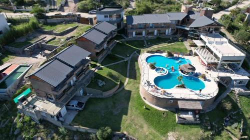 维拉卡洛斯帕兹ERNESTINA VILLAGE的享有带游泳池的房屋的空中景致