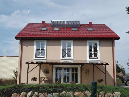 阿利图斯Kaimo turizmas "Svečių namai Moteliukas"的一座红色屋顶的大房子