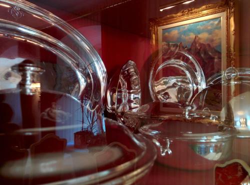 明斯特Hotel Croix d'Or et Poste - Historisches Hotel的画室里的一束玻璃制品