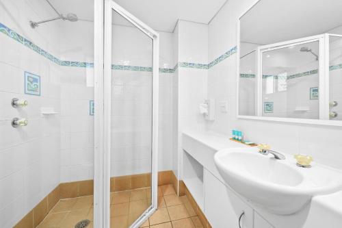 麦夸里港麦夸里港营房汽车旅馆的白色的浴室设有水槽和淋浴。