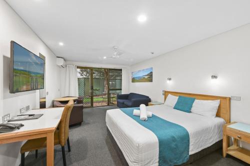 麦夸里港麦夸里港营房汽车旅馆的酒店客房配有一张床、一张桌子和一把椅子。