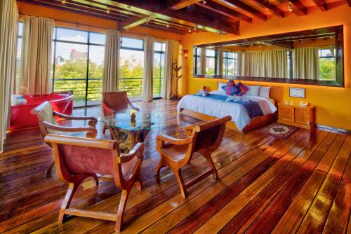 墨西哥城Hotel Parque España的卧室配有一张床和一张桌子及椅子