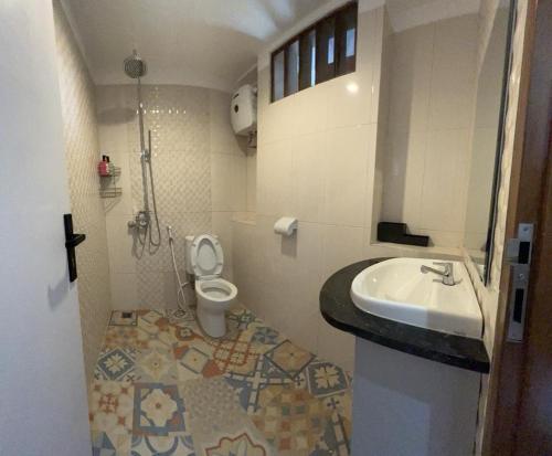 万隆Radja House Cipaku Indah的一间带水槽和卫生间的浴室