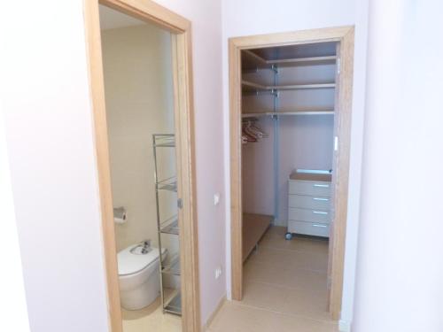 卡尼略萨卡普日内卡公寓的浴室设有通往衣柜的门