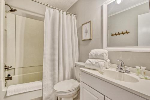 默特尔比奇Windy Village C-6的白色的浴室设有水槽和卫生间。