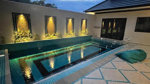 彭亨Villa Emerald: 3 Bedroom Pool Villa Near River的一座房子后院的游泳池