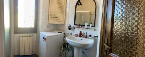 佛罗伦萨Casa di Abe的浴室设有水槽、镜子和白色水槽