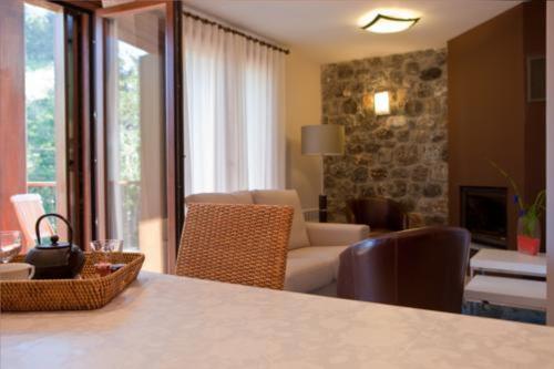 奥利奥赛格特吉艾特克夏乡村民宿的一间带桌子的客厅和一间带沙发的客厅
