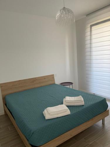 ElmasResidenza Tramontana的一间卧室配有一张床,上面有两条毛巾