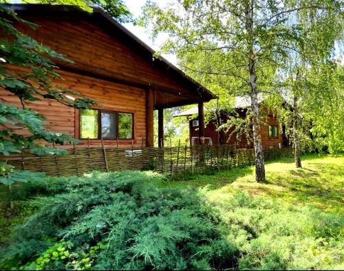 MohylivOrelskyi Dvor的草堆庭院中间的小木屋