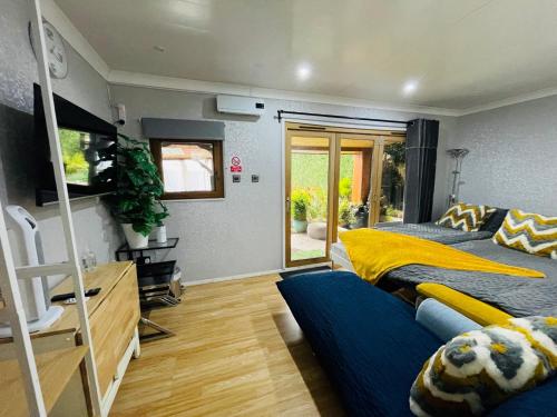 泰恩河畔纽卡斯尔Tropical Style House Near Newcastle City Centre的一间卧室配有两张床和电视。