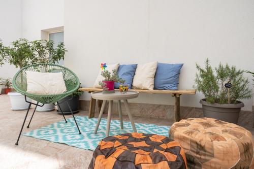 马扎拉德尔瓦洛Volturno3 Suites & more的客厅配有沙发和桌椅