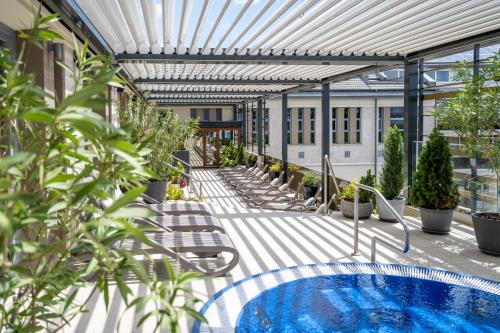 沙罗什保陶克Hotel Bodrog Wellness & Elix Spa的一个带游泳池和大楼的庭院
