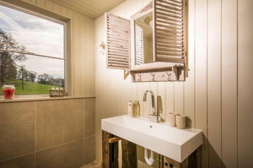 兰戈伦Sunbank Yurt的一间带白色水槽和窗户的浴室