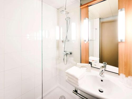 斯图加特宜必思斯图加特酒店的带淋浴和盥洗盆的白色浴室